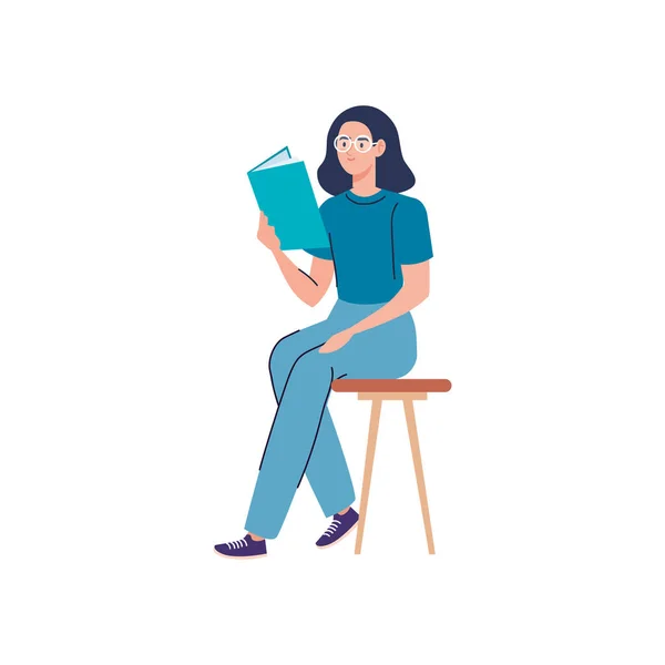 Γυναίκα φορώντας γυαλιά διαβάζοντας το βιβλίο κειμένου κάθεται στην καρέκλα — Διανυσματικό Αρχείο