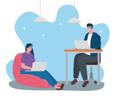 Dizüstü bilgisayarlarda çalışan genç çift.