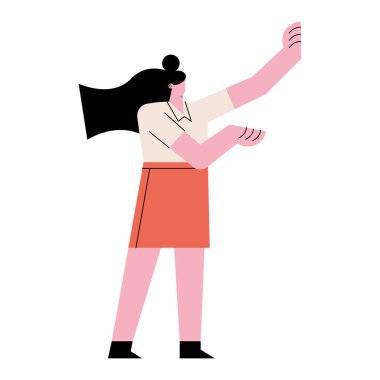 Genç bir kadın el kaldırarak ayakta duruyor.