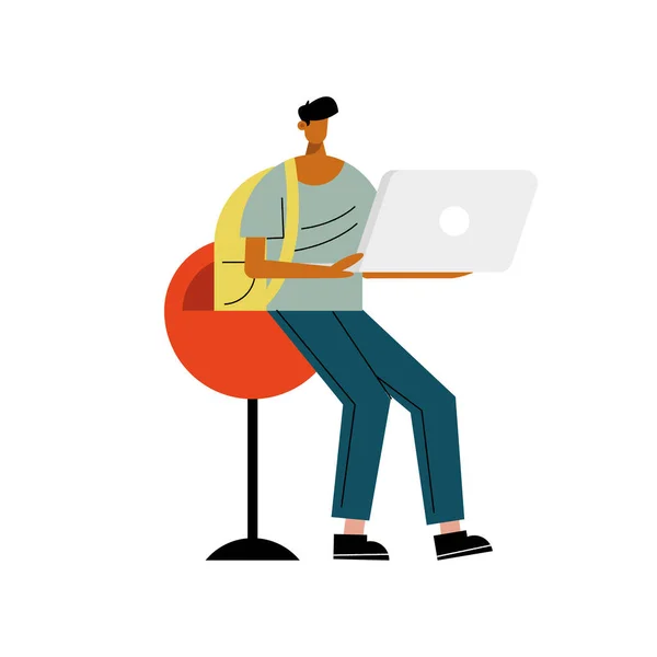 Jovem homem usando laptop sentado em personagem cadeira —  Vetores de Stock