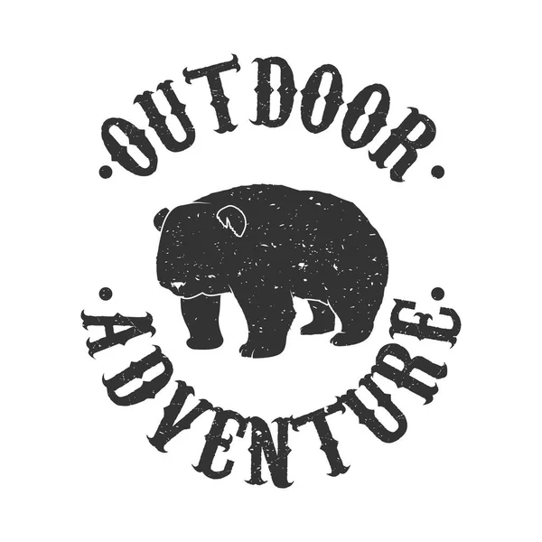 Emblema de letras de aventura al aire libre con oso — Archivo Imágenes Vectoriales