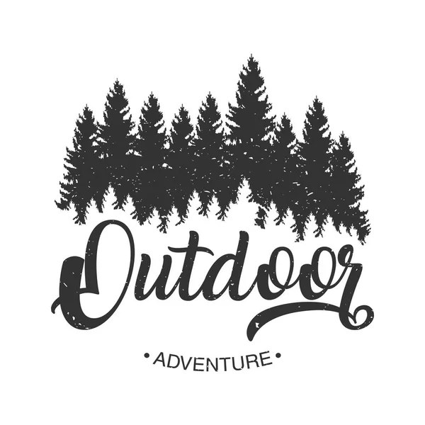 Emblema de letras aventura al aire libre con bosque de pinos — Archivo Imágenes Vectoriales