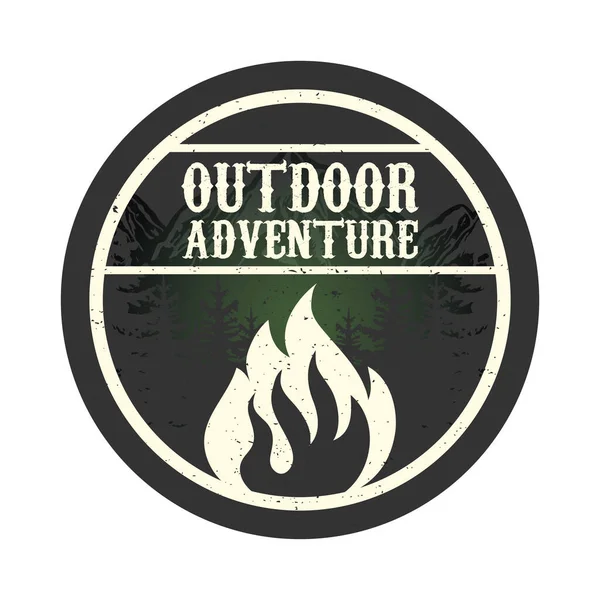 Outdoor Abenteuer Schriftzug Emblem mit Lagerfeuer in rundem Rahmen — Stockvektor
