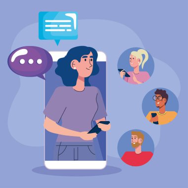 Akıllı telefonlu kadın topluluk ve konuşma baloncuklarıyla