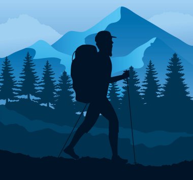 Kampta yürüyüş talimi yapan bir sporcu.