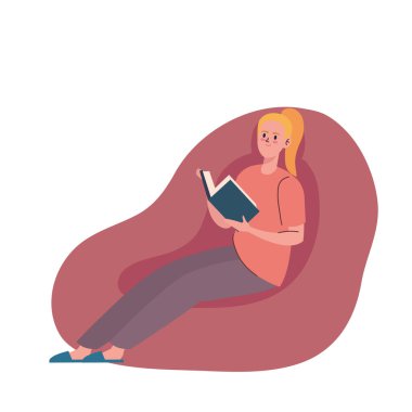 Kanepede kitap okuyan kadın.