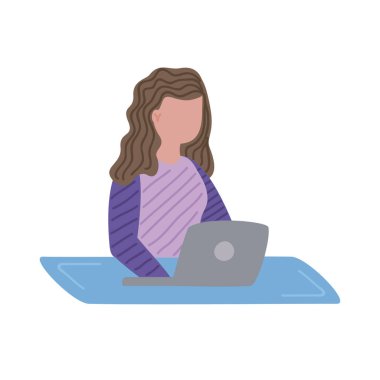 Ofisteki dizüstü bilgisayarlı kadın.