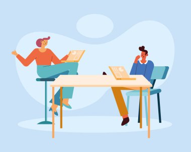 Dizüstü bilgisayarları olan kadın ve erkek