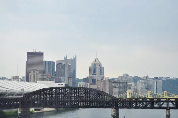Ciudad de Pittsburgh con edificios — Foto de Stock