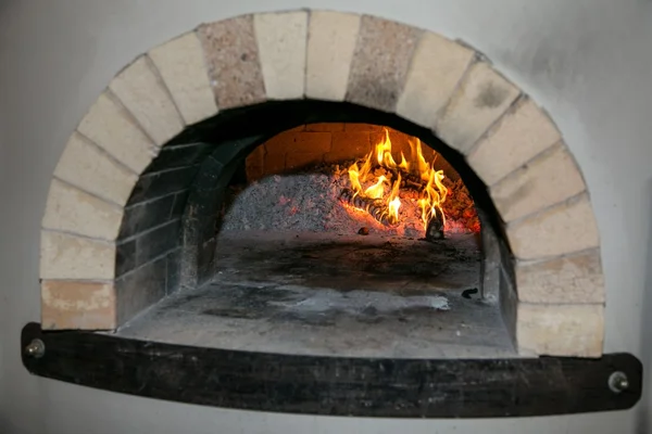 Pizza oven met vuur — Stockfoto