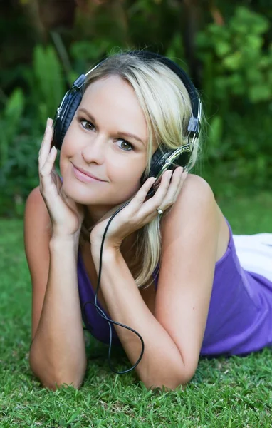 Όμορφη ξανθιά ΔΕΣΠΟΙΝΙΣ με ακουστικά — Φωτογραφία Αρχείου