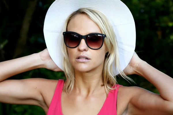 Chica bonita en sombrero y gafas de sol — Foto de Stock