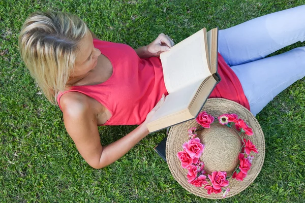 Entspannter Buchleser — Stockfoto