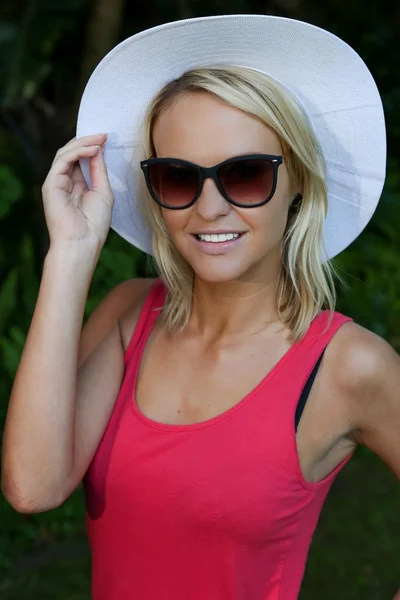 Mooi meisje in hoed en zonnebril — Stockfoto
