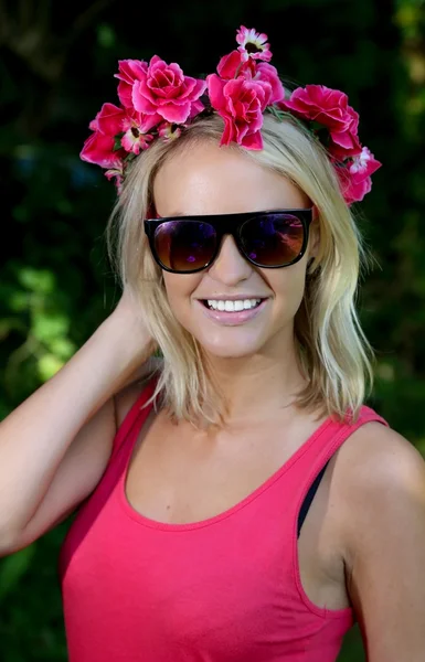 Härlig ung blond dam med krans av blommor — Stockfoto