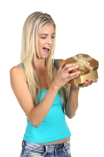 Güzel genç kadın hediye açılış — Stok fotoğraf