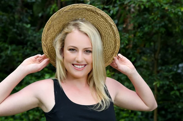 Splendida ragazza bionda in cappello di paglia — Foto Stock