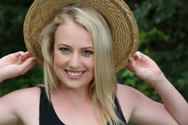 Splendida ragazza bionda in cappello di paglia — Foto Stock