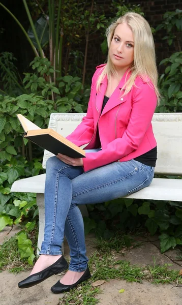 Lovely Lady Reading Outdoors — Stock Photo, Image