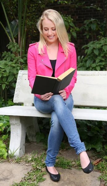 素敵な女性の読書屋外 — ストック写真