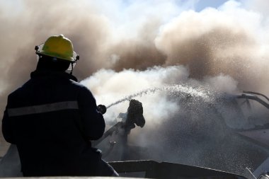 Ateşi koyarak itfaiyeci