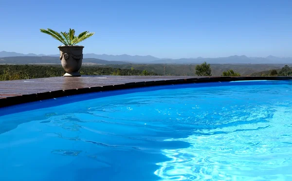 Belle piscine extérieure bleue — Photo