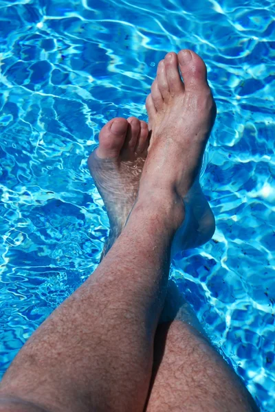 Pieds dans l'eau bleue — Photo