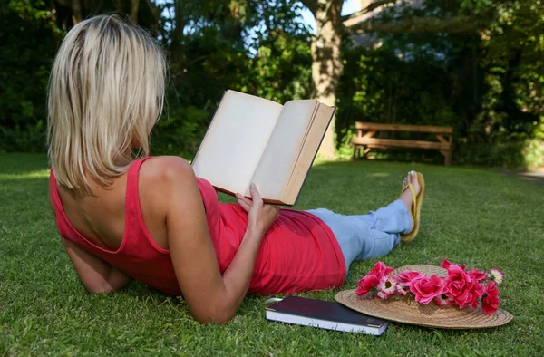 Relaxado leitor de livros otdoors — Fotografia de Stock