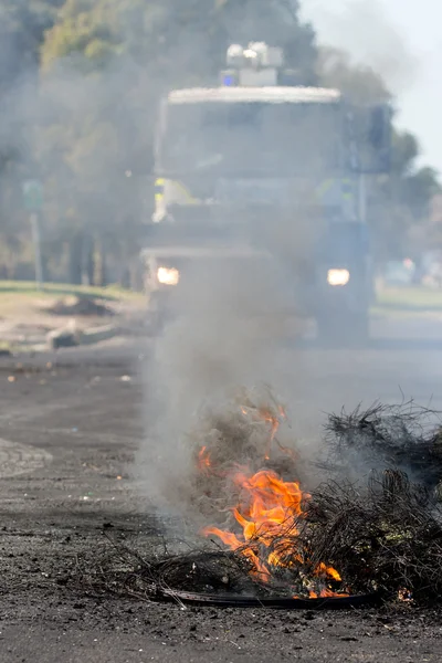 Ação de protesto com pneus em chamas na estrada — Fotografia de Stock