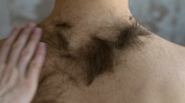 Uzak adamın boynunu saç fırçalama