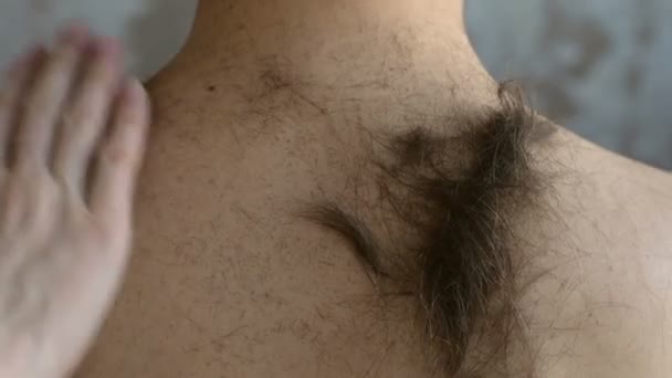 Чистить волосы с шеи мужчины — стоковое видео