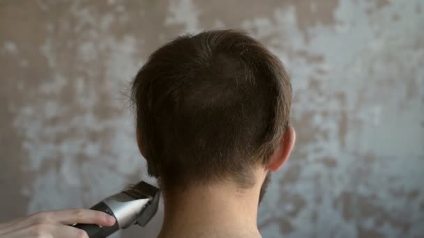 Vrouw snijden haar van de man's nek — Stockvideo