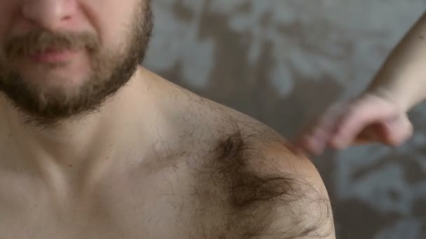 Donna che taglia i capelli a un uomo — Video Stock