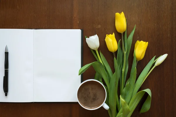 Libro en blanco, tulipanes y café —  Fotos de Stock