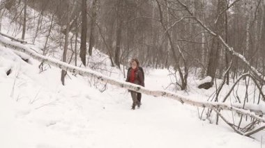 Erkek ve kadın kış ormanında