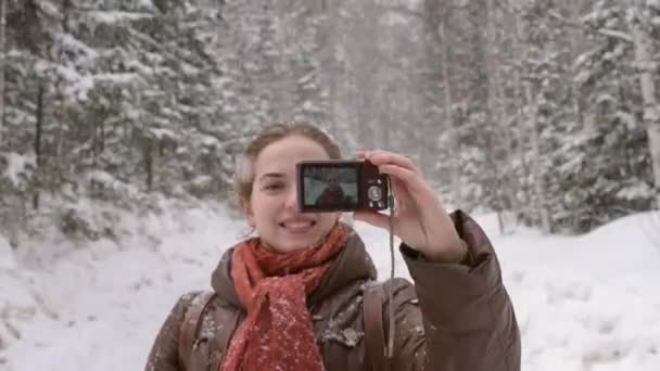 Девушка делает селфи с маленькой камерой — стоковое видео