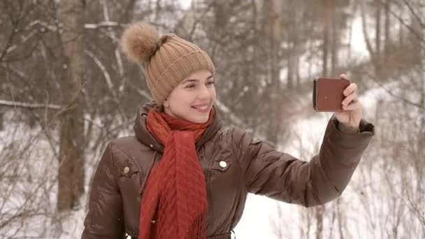 Chica tomando una selfie con una gran sonrisa — Vídeo de stock