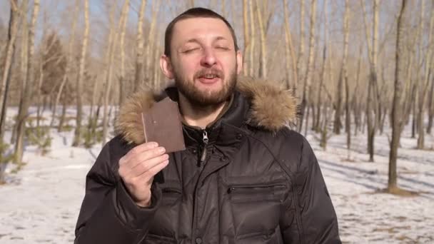 Человек ест шоколад — стоковое видео