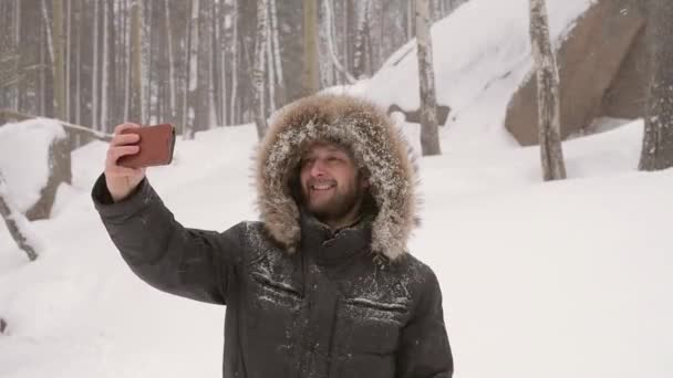 Hombre tomando una selfie de invierno — Vídeo de stock