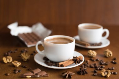 İki kahve fincanı ve çikolata