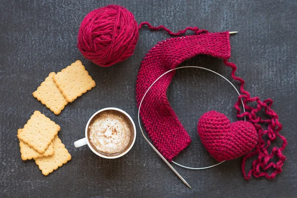 Tricô, coração, xícara de café e biscoitos — Fotografia de Stock