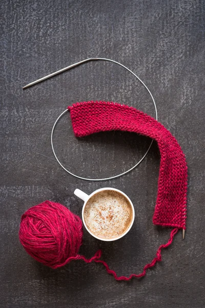 Stricken und eine Tasse Kaffee — Stockfoto