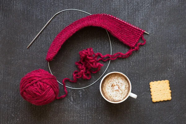 Tricot, tasse de café et cracker — Photo