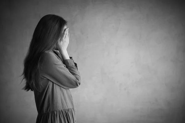 Mujer triste cubriéndose la cara — Foto de Stock