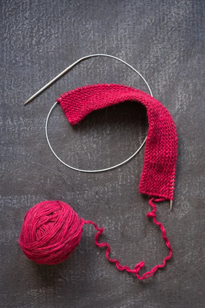Balle de fil rouge et tricot — Photo