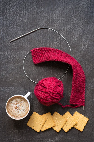 Image bertique de tricot, café et craquelins — Photo