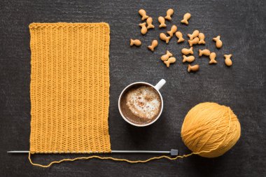 Örgü, kahve ve balık kraker