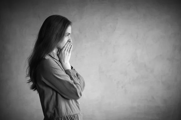 Triste femme couvrant sa bouche avec des mains — Photo