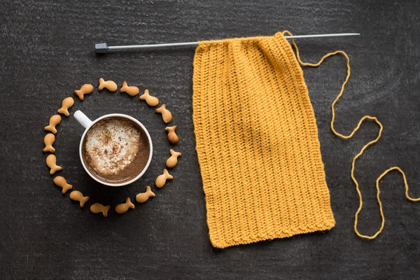 Tejer, taza de café y galletas de pescado en círculo —  Fotos de Stock