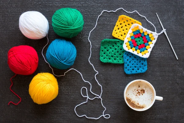 5 색상, 뜨개질된 모티브와 커피의 원사 — 스톡 사진